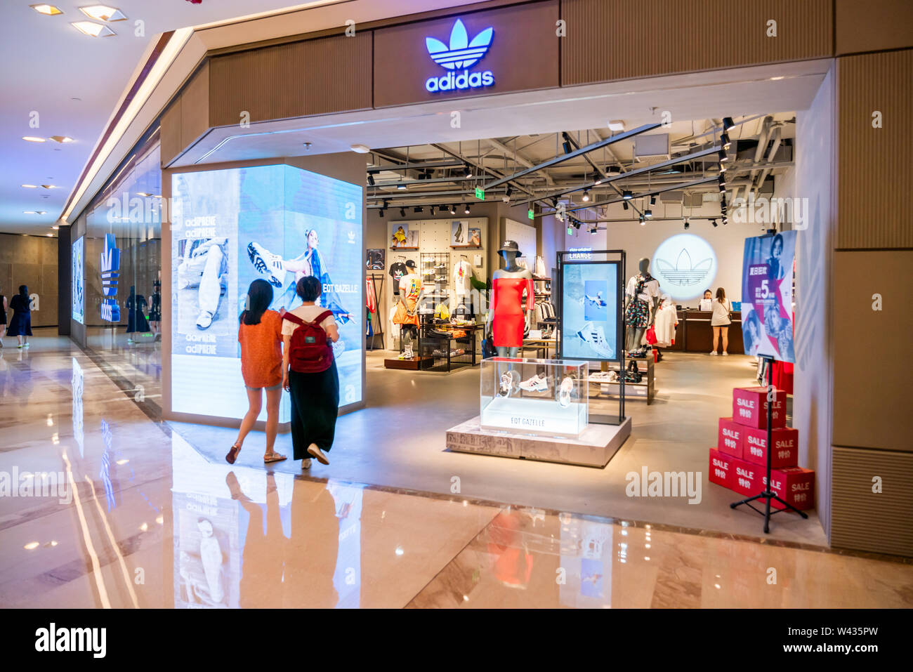 Adidas Originals, eine Linie von casual Sportbekleidung unter Deutschen multinationalen Sportkleidung der Marke Adidas, Speichern und Logo in Shanghai gesehen mit Kunden wandern in es. Stockfoto