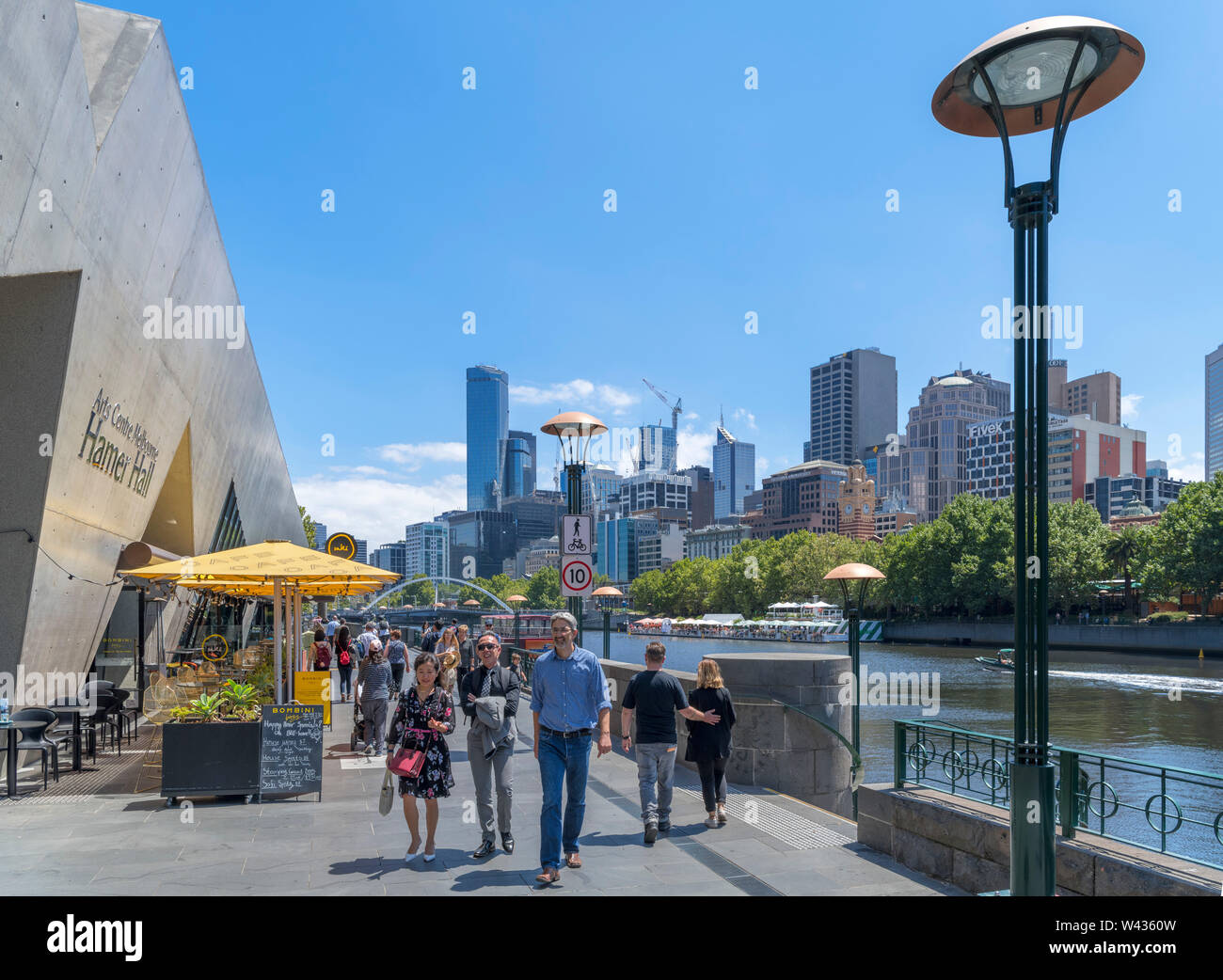 Die Southbank Promenade entlang des Yarra River mit Harmer Halle nach links und die Skyline des Central Business District hinter, Melbourne, Victoria, Australien Stockfoto
