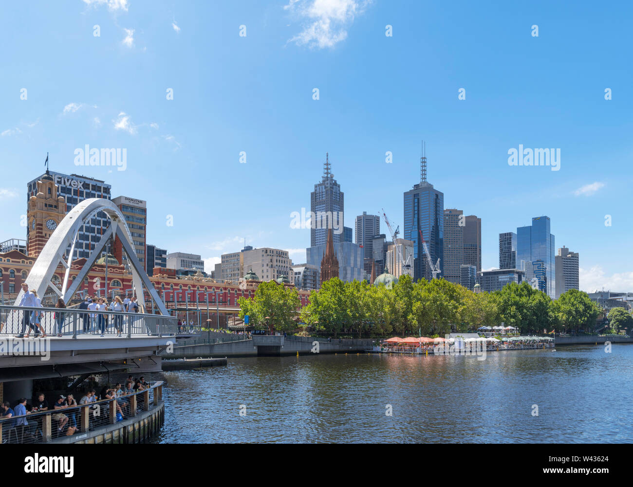Yarra River und Central Business District (CBD) von Southbank aus gesehen mit Evan Walker Bridge auf der linken Seite, Melbourne, Australien Stockfoto