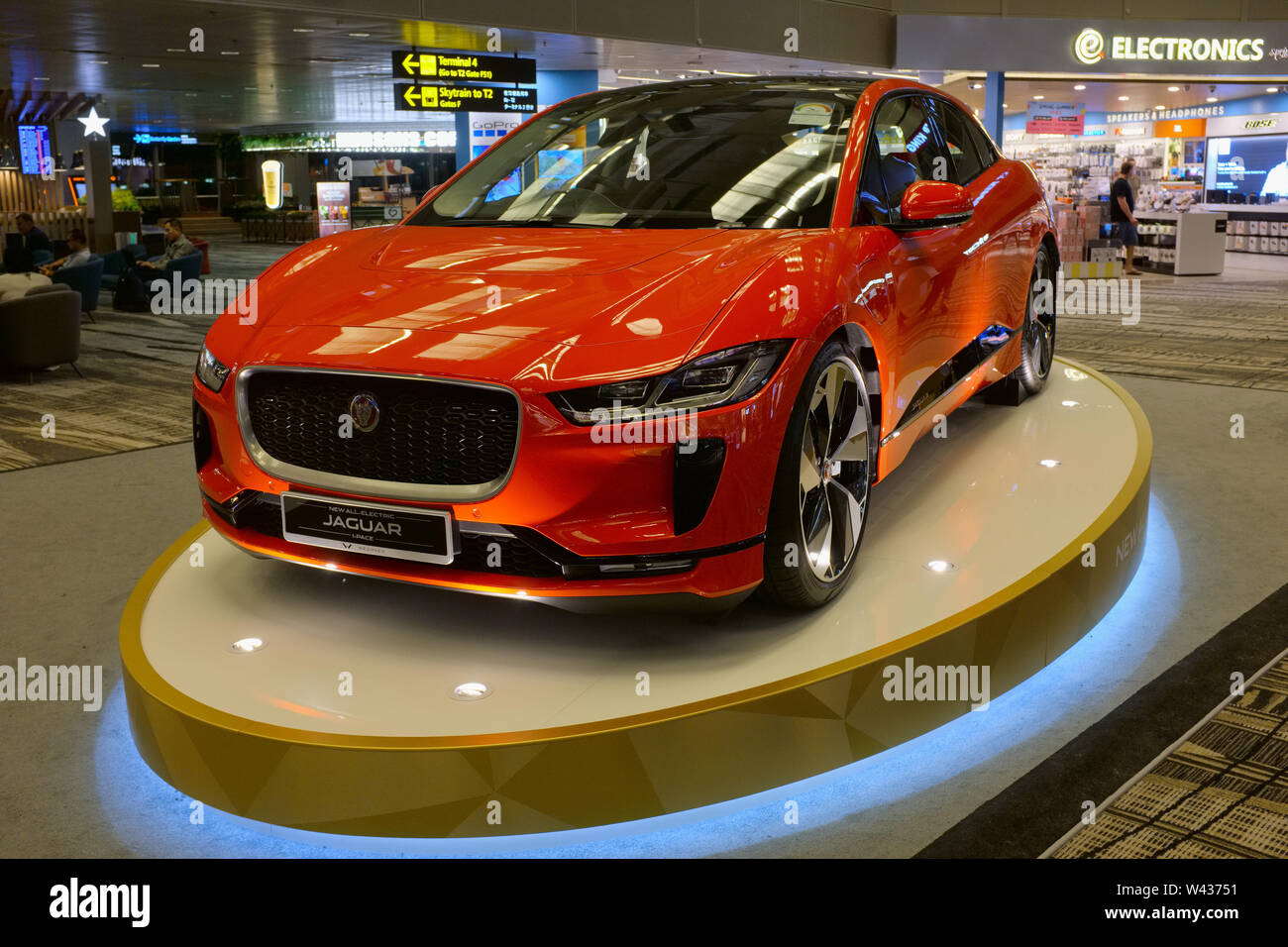 Eine elektrische Jaguar I-Pace Car angezeigt im Terminal 3 des Flughafen Changi, Singapur, das Auto, den Hauptpreis in einer Verlosung unter Passagiere Stockfoto
