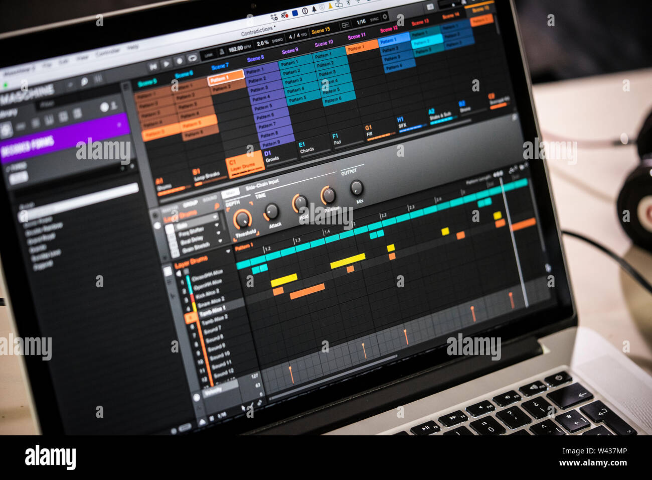 Native Instruments Maschine Musik Produktion Software auf einem Apple Macbook Stockfoto