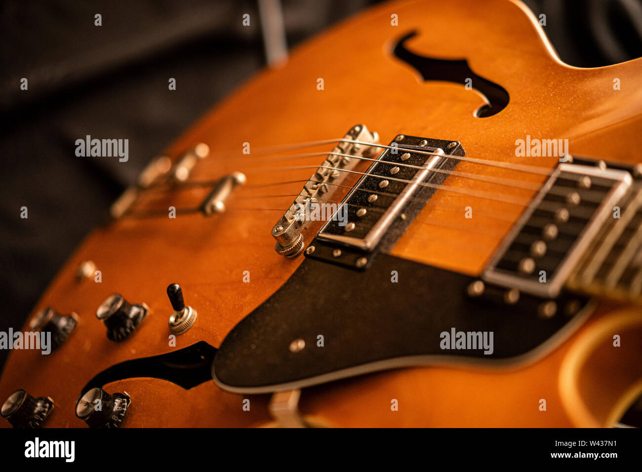 Vintage E-Gitarre, semi-hollow Body Art. Nahaufnahme von Körper, Streichern und Pickups Stockfoto