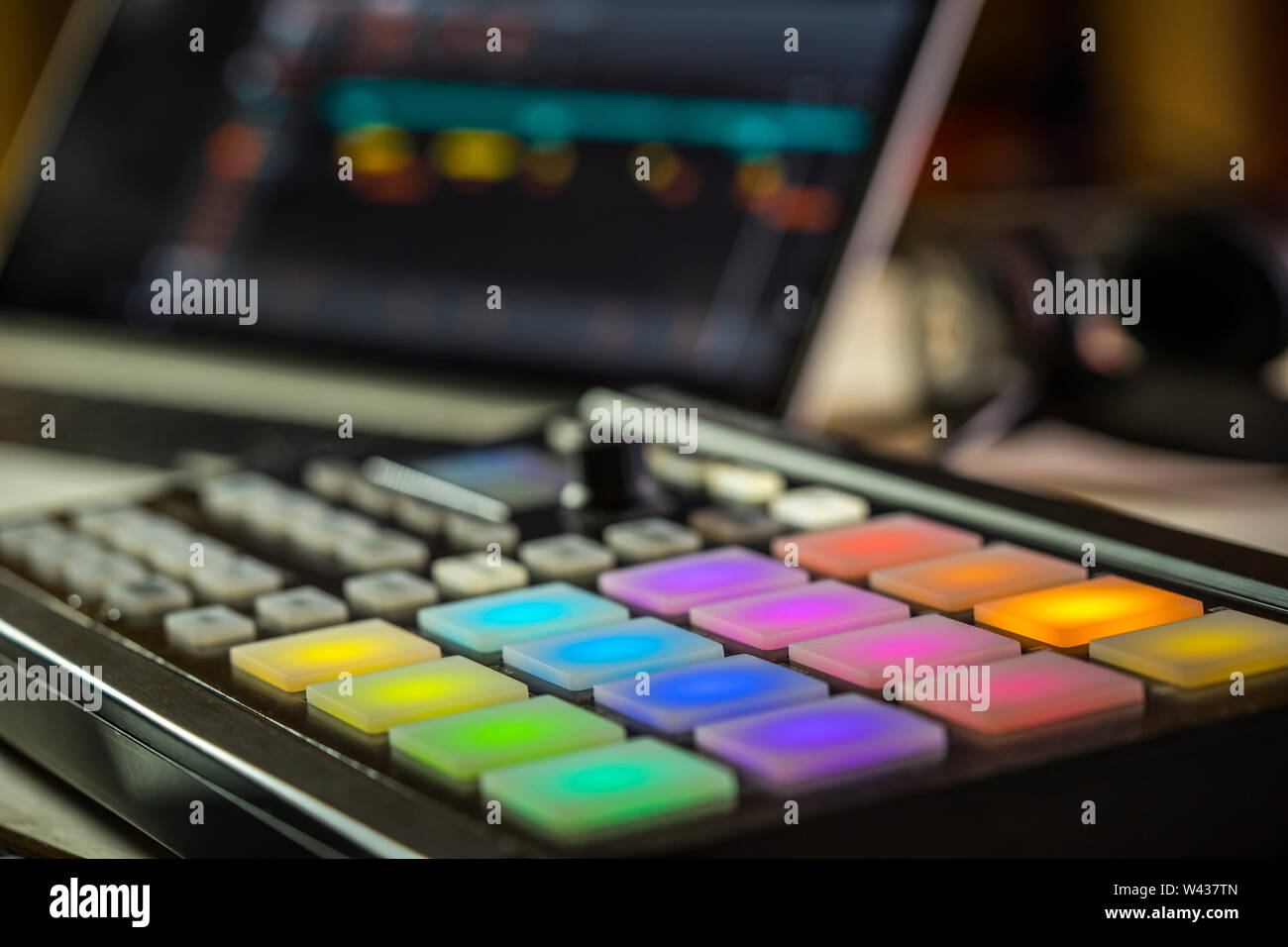 Elektronische Musik Produktion. Closeup von LED-Pads auf einer Maschine Mikro-midi-controller, mit Laptop Stockfoto