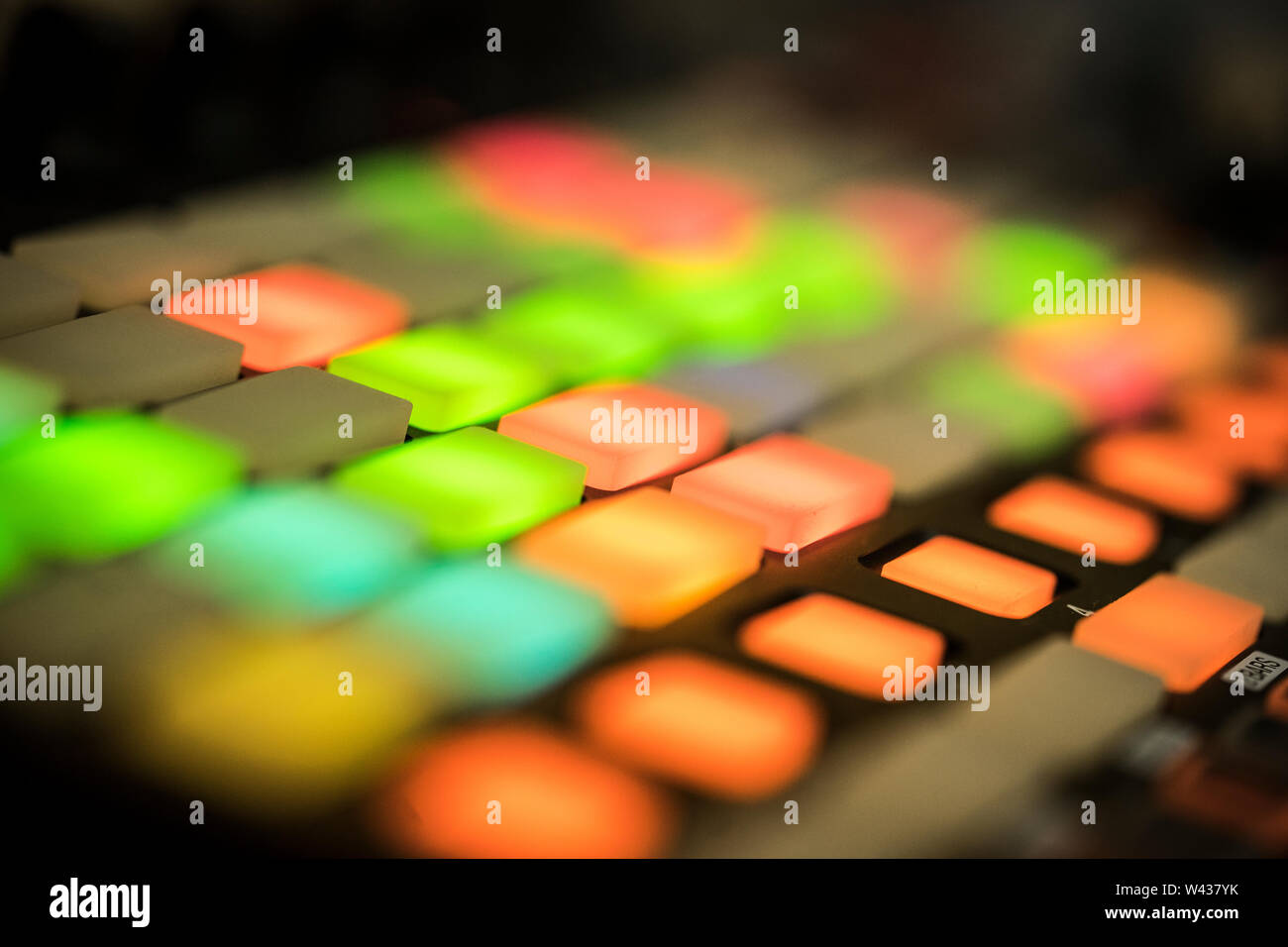 Elektronische Musik Produktion in einem heimstudio. Nahaufnahme von farbigen LED-Pads, die Sie auf einem MIDI-Controller. Stockfoto