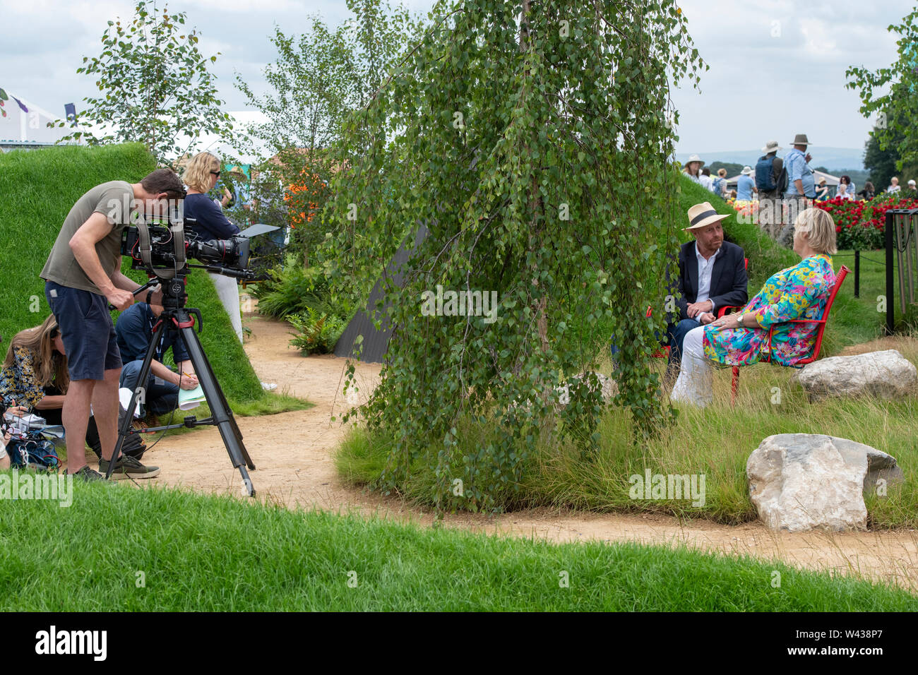 Joe Swift interviewen Sue Biggs in der RHS Bridgewater zeigen Garten an der RHS Tatton Park Flower Show 2019. Tatton Park, Knutsford, Cheshire, England Stockfoto