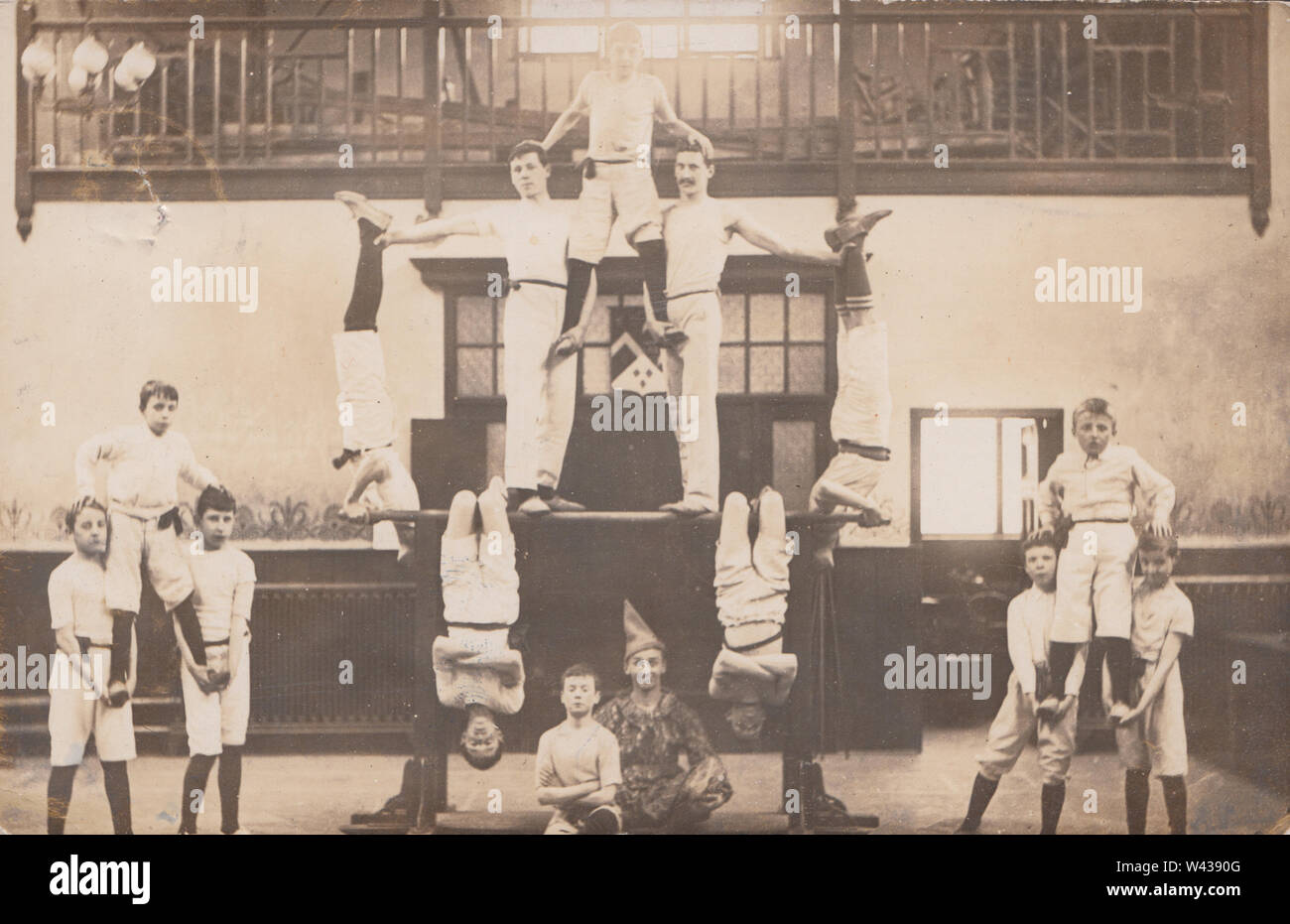 Jahrgang 1907 Photographische Postkarte zeigt eine britische Gruppe von hauptsächlich Kind Akrobaten/Turnerinnen und Turner, die in einer Halle. Stockfoto