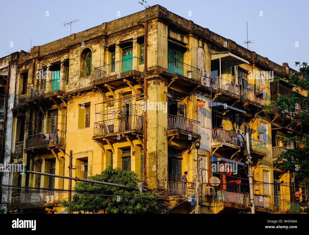 Yangon, Myanmar - Feb 13, 2017. Ein Teil der alten Wohnung in der Innenstadt in Yangon, Myanmar. Yangon hat jetzt die größte Anzahl von Gebäuden aus der Kolonialzeit in der s Stockfoto