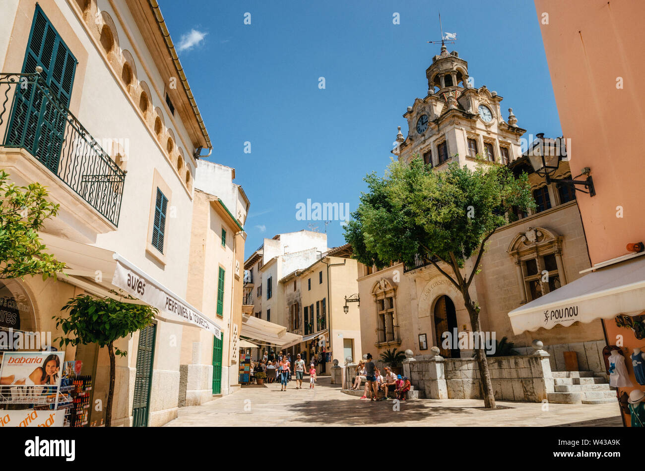 Alcudia, Mallorca, Spanien - 23. Mai 2015: Architektur von Mallorca. Der Turm mit Uhr von Rathaus in der Altstadt von Alcudia, Mallorca, Baleari Stockfoto