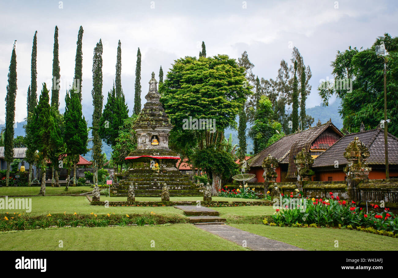 Bali, Indonesien - Apr 20, 2016. Anzeigen von Pura Ulun Danu Tempel mit Garten in Bali, Indonesien. Pura Ulun Danu ist ein wichtiger Shivaite und Wasser Tempel auf Bali, Stockfoto