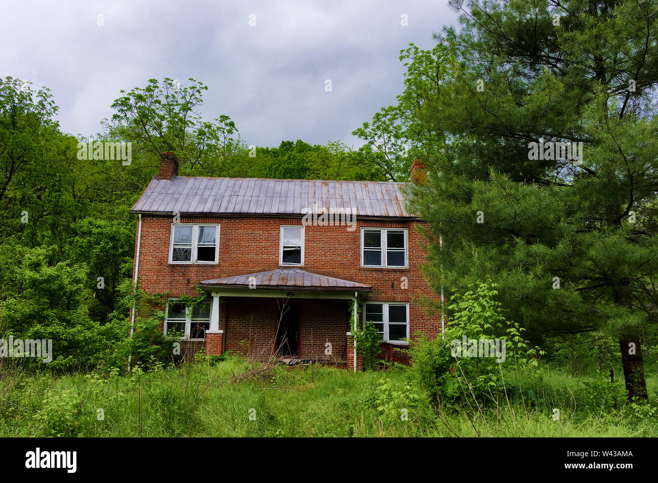 In den Appalachen in Virginia steht eine verlassene Backstein home verfallende aufgrund der natürlichen Elemente. Stockfoto