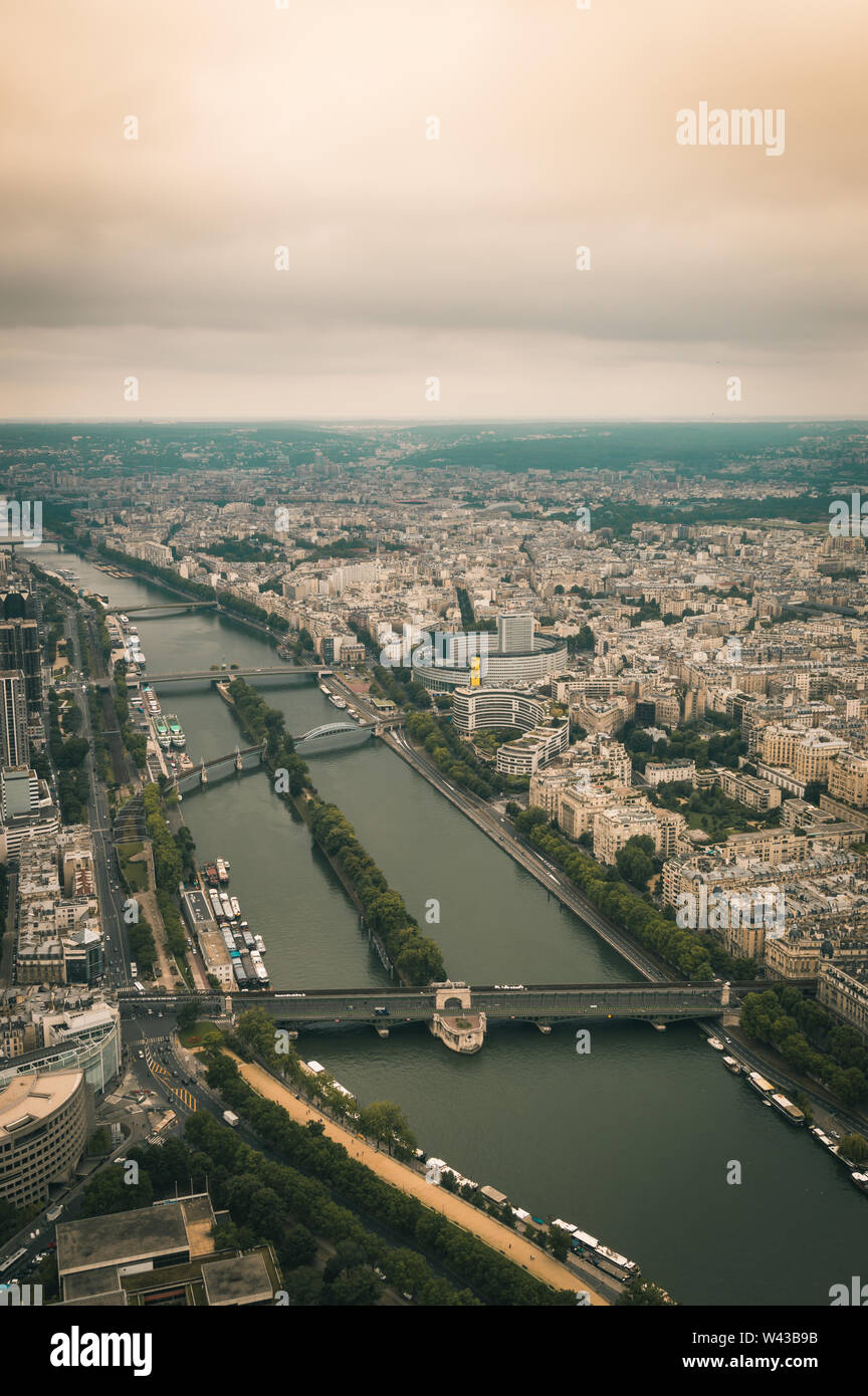 Vertikale Antenne moody Aussicht auf Fluss und das Stadtbild in Paris, Frankreich an einem bewölkten Tag Stockfoto