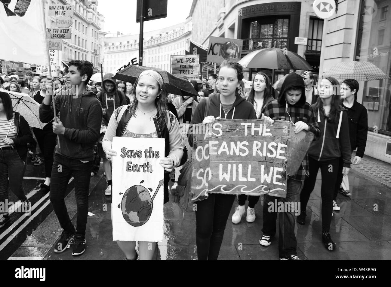 Studenten auf die Straße, um gegen den Klimawandel in London am Freitag, den 19. Juli zu demonstrieren. Stockfoto