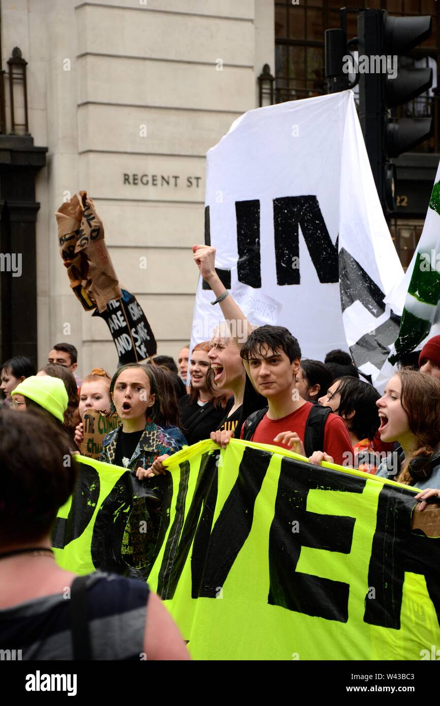 Studenten auf die Straße, um gegen den Klimawandel in London am Freitag, den 19. Juli zu demonstrieren. Stockfoto