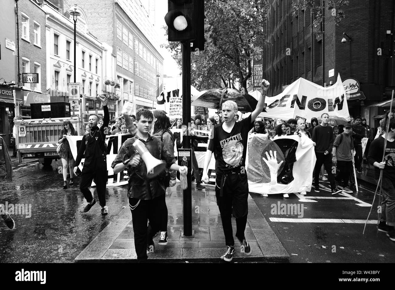 Studenten auf die Straße, um gegen den Klimawandel in London am Freitag, den 19. Juli zu demonstrieren. Stockfoto
