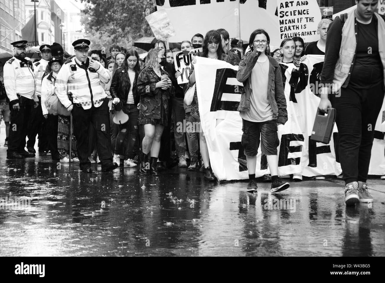 Studenten auf die Straße, um gegen den Klimawandel in London am Freitag, den 19. Juli zu demonstrieren. Stockfoto
