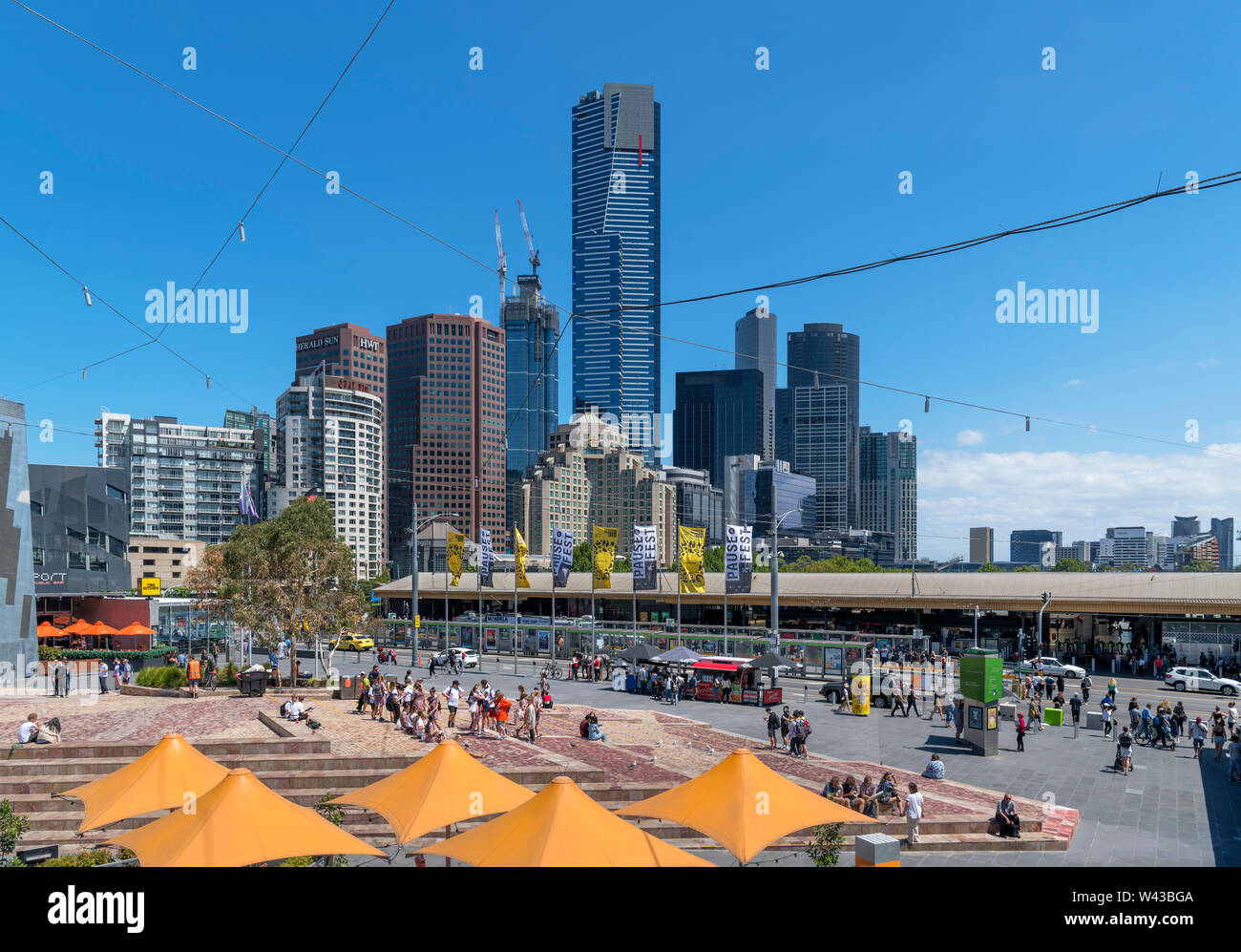 Blick über den Federation Square in Richtung der Skyline von Southbank mit der Eureka Tower im Zentrum, Melbourne, Victoria, Australien Stockfoto