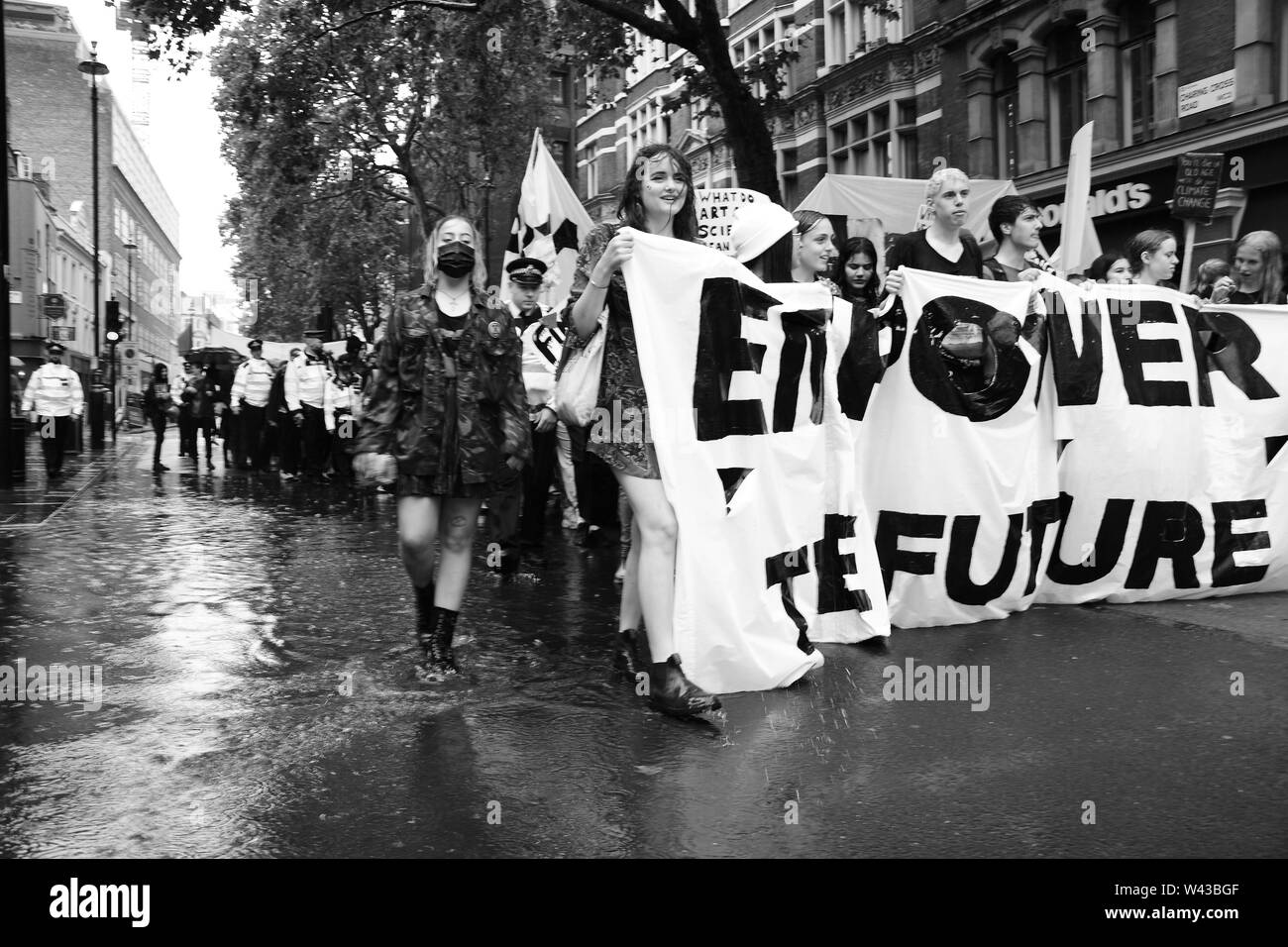 Studenten auf die Straße, um gegen den Klimawandel in London am Freitag, den 19. Juli zu demonstrieren. Stockfoto