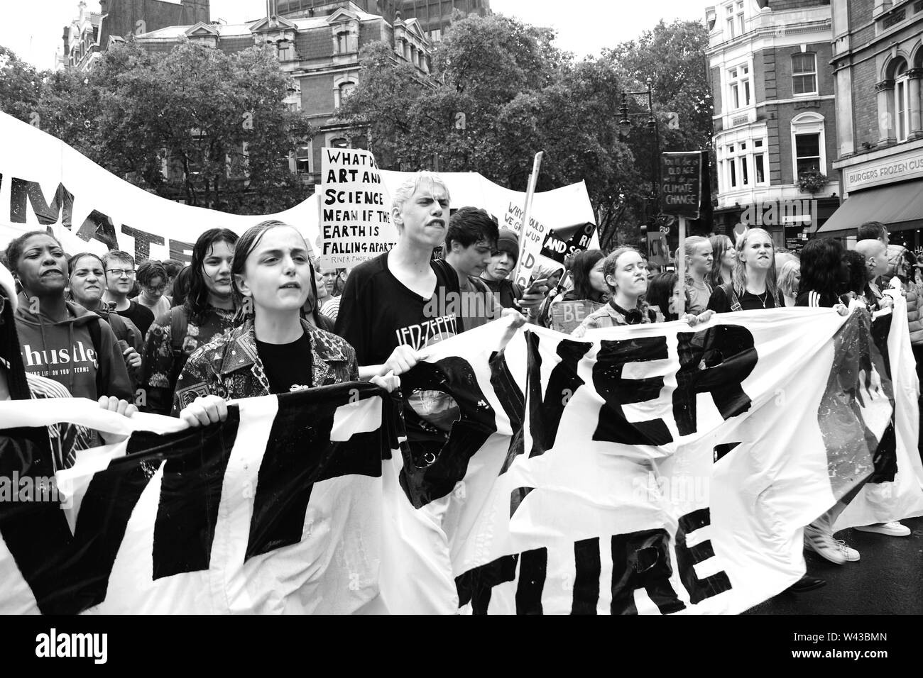 Studenten auf die Straße, um gegen den Klimawandel in London am Freitag, den 19. Juli zu demonstrieren. Stockfoto