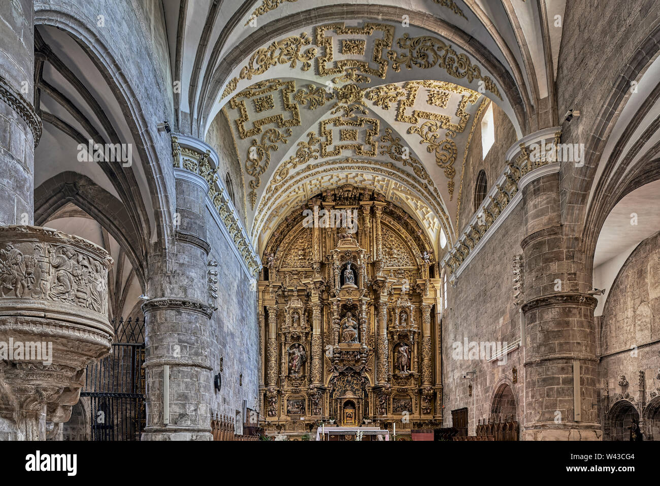 Kirche von San Martín mit einem großen zentralen Kirchenschiff und seiner barocken Altarbild von der Figur des Bischofs von Tours in Briviesca, Burgos, Spanien unter dem Vorsitz Stockfoto