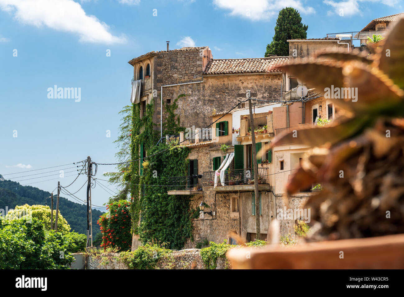 Blick auf die alten Häuser des historischen Zentrums von Valldemossa, Mallorca, Spanien (horizontale Ausrichtung) Stockfoto