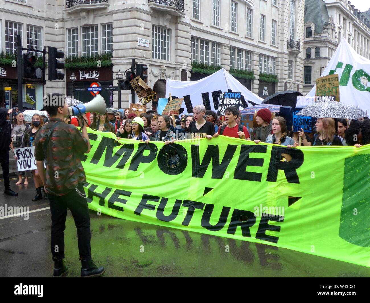 Studenten auf die Straße, um gegen den Klimawandel in London am Freitag, den 19. Juli zu demonstrieren. Stockfoto