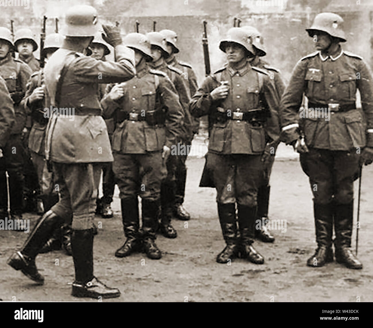WWII - Ein Offizier prüft eine Gruppe deutscher Soldaten - 2. Weltkrieg - Ein Offizier inspiziert eine Gruppe deutscher Soldaten Stockfoto