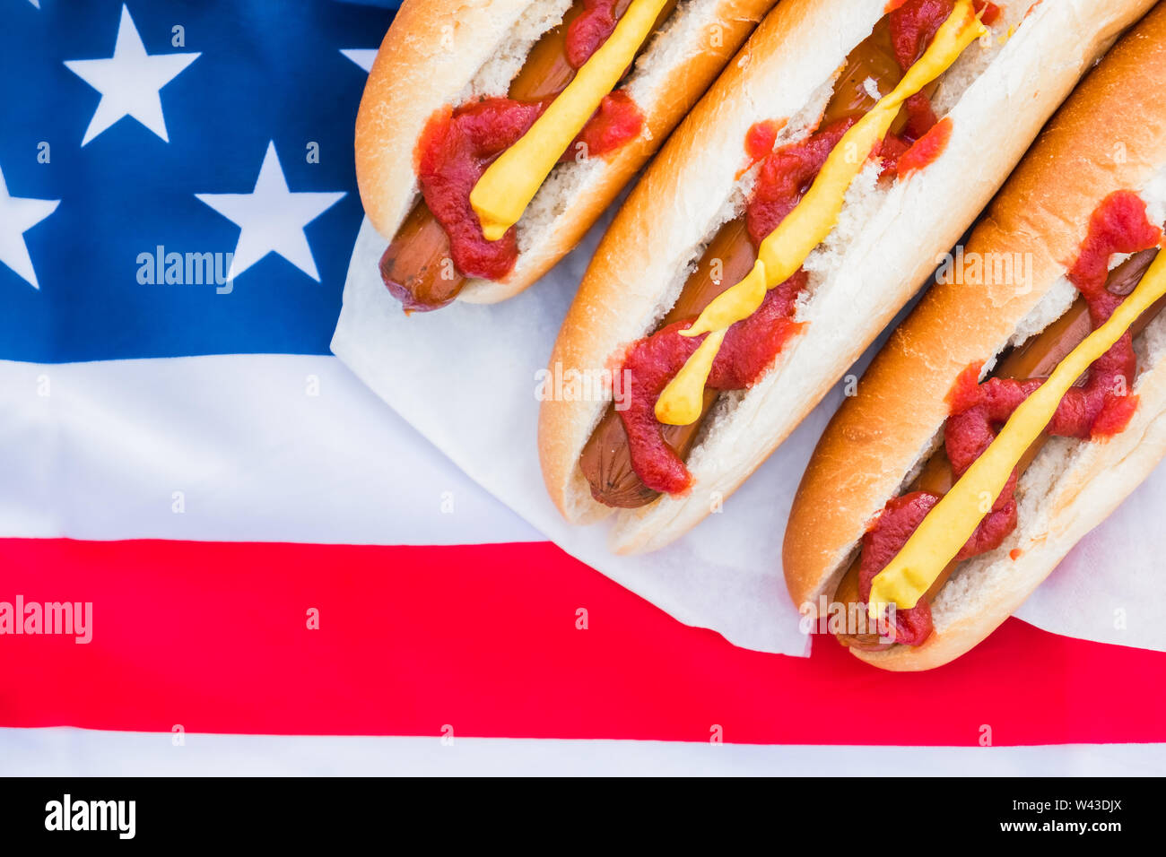 Typisch amerikanisches Fastfood: Hot Dogs und amerikanische Flagge. Nahaufnahme der Stereotypen uns Street Food Stockfoto