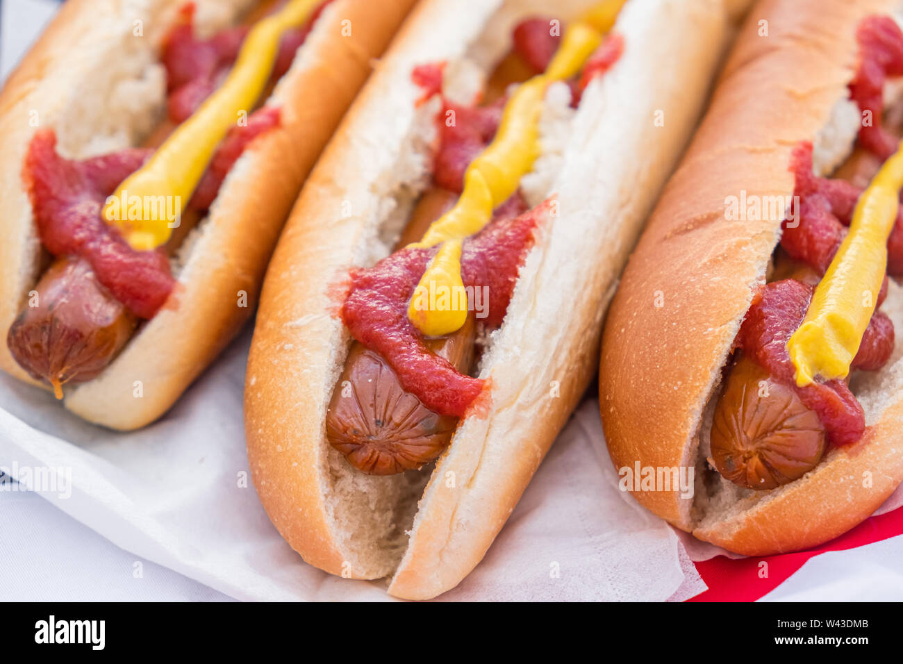 Hot dogs mit Ketchup und Senf, Nahaufnahme. Typisch amerikanischen Fast Food: Würstchen serviert und bereit zu essen Stockfoto