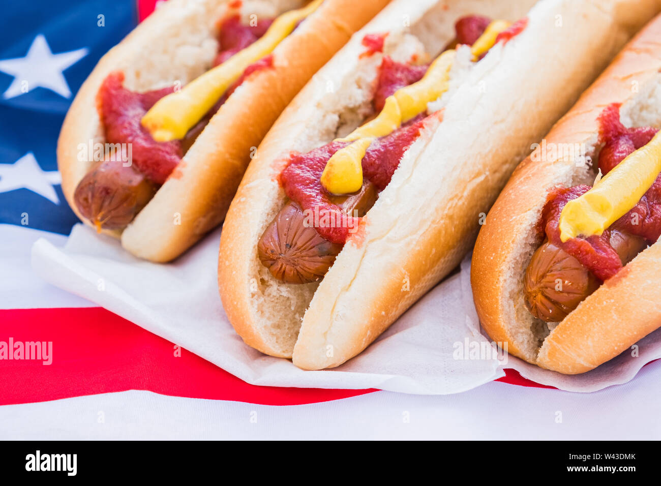 Hot dogs mit Ketchup und Senf, Nahaufnahme. American fast food Konzept: Würstchen serviert und bereit zu essen Stockfoto