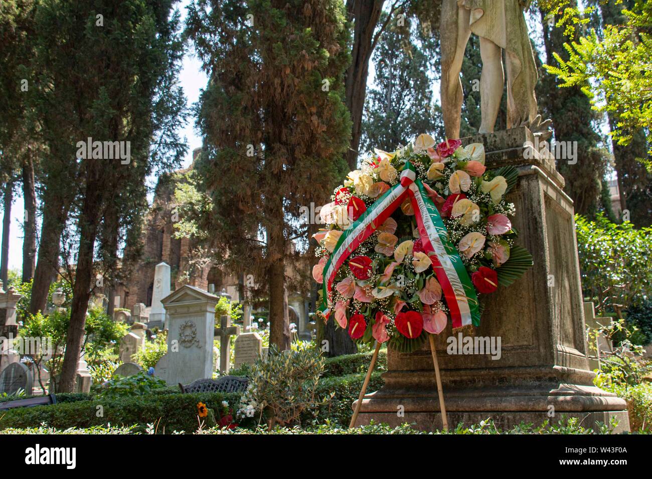 La tomba dello scrittore, sceneggiatore, regista, insegnante drammaturgo e italiano Andrea Camilleri, Presso il Cimitero acattolico di Roma Das Grab Stockfoto