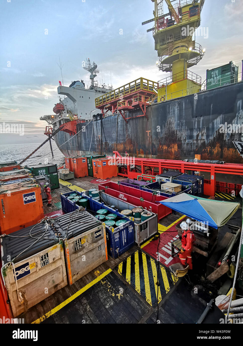 Offshore Supply Vessel zu Fpso oder Lagerung Tanker auf See für Heizöl gebunden Bunkern Stockfoto