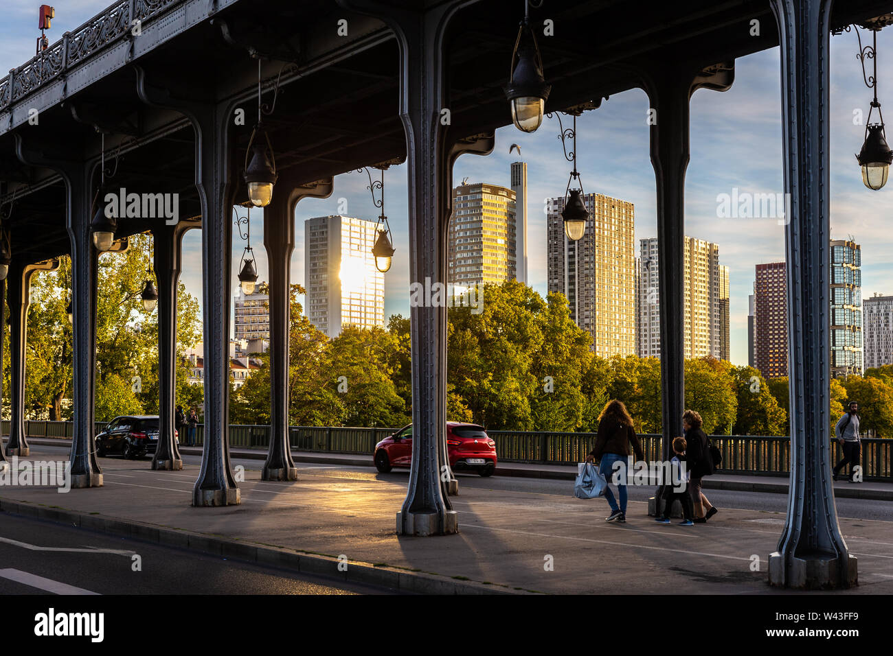 Paris, Frankreich, 29. September 2018: die Menschen zu Fuß nach Pont de Bir-Hakeim, ikonische Brücke Fluss Seine bei Sonnenuntergang. Stockfoto