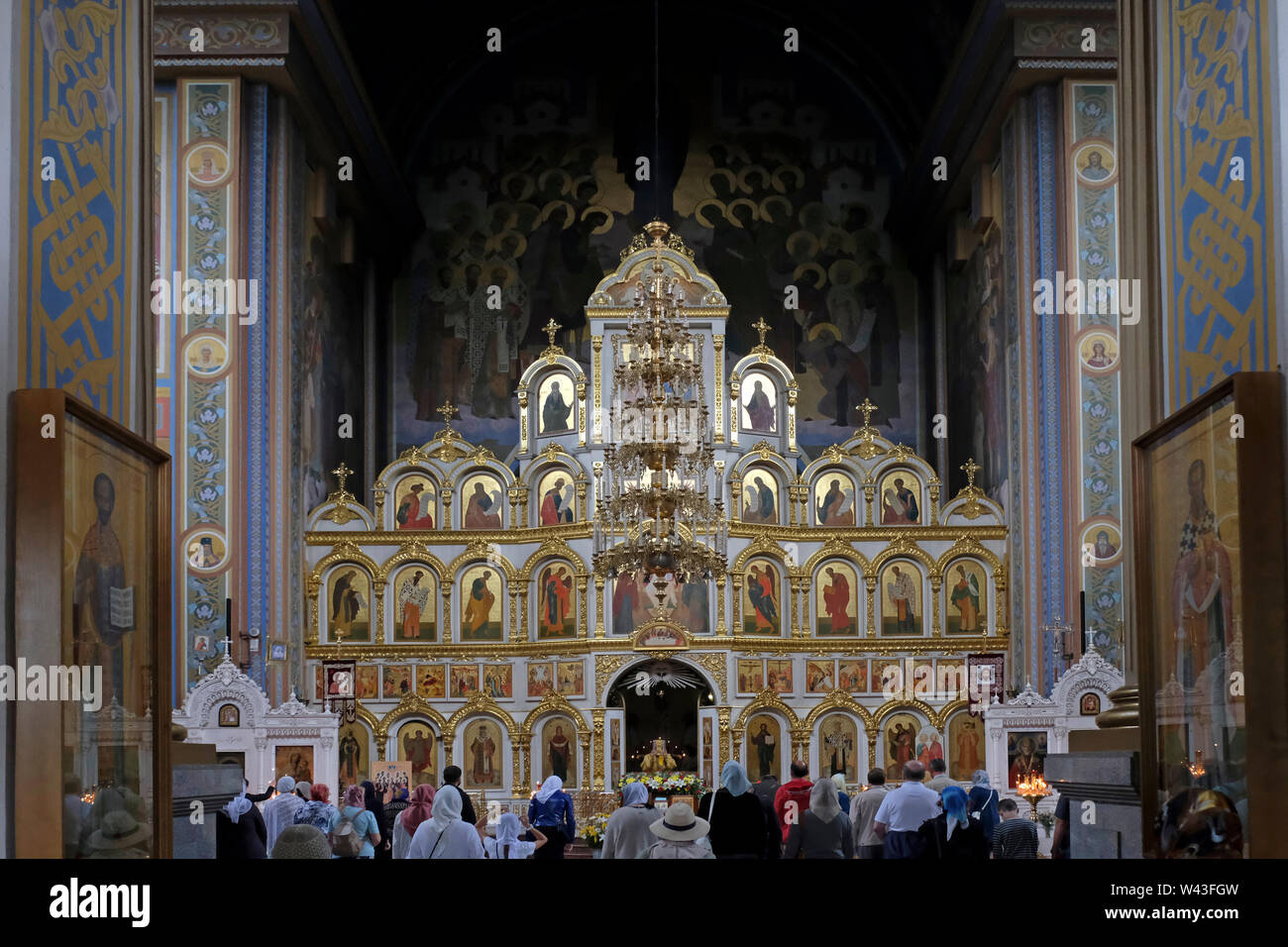 Die Leute besuchen eine Sonntagsmesse in St. Die orthodoxe Nicholas-Kathedrale in der Stadt Kislowodsk in Stavropol Krai im Nordkaukasischen Bundesbezirk Russlands. Stockfoto