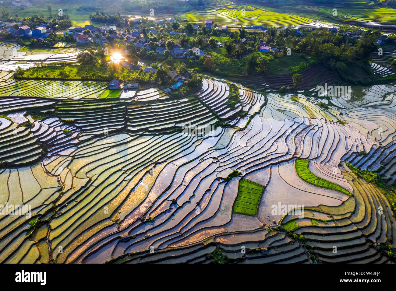 Wasser auf den Terrassen in der Nähe von Sapa, Lao Cai, Vietnam gleichen Weltkulturerbe Ifugao Reisterrassen in Batad, Northern Luzon, Philippinen. Stockfoto