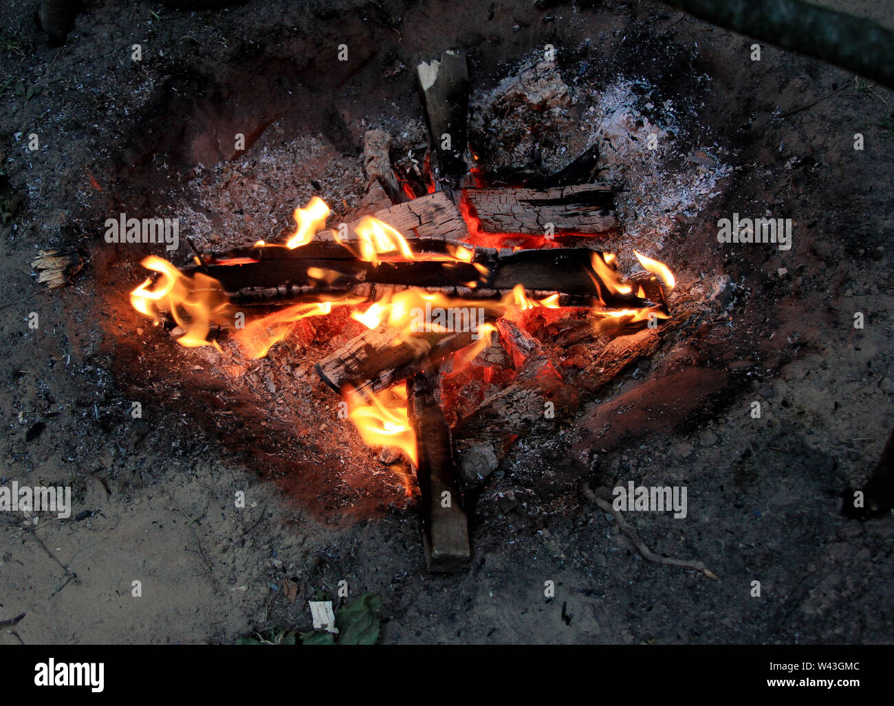 Ein Feuer in einem Wald am Abend im Sommer Camp Stockfoto