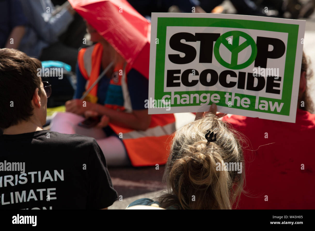 London, Großbritannien. 15. Juli 2019. Aussterben Rebellion Aktivisten auf Protest des Climate Action Group vor dem königlichen Gerichten auf dem Strand, London. Credit: Joe Kuis/Alamy Nachrichten Stockfoto