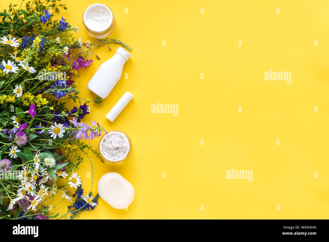 Natürliche Hautpflege. Kosmetik- und organischen Sommer Kräuter und Blüten auf gelbem Hintergrund, Ansicht von oben, kopieren. Umweltfreundliche und gesunde Lebensweise anhand von quantitativen Simulatio Stockfoto