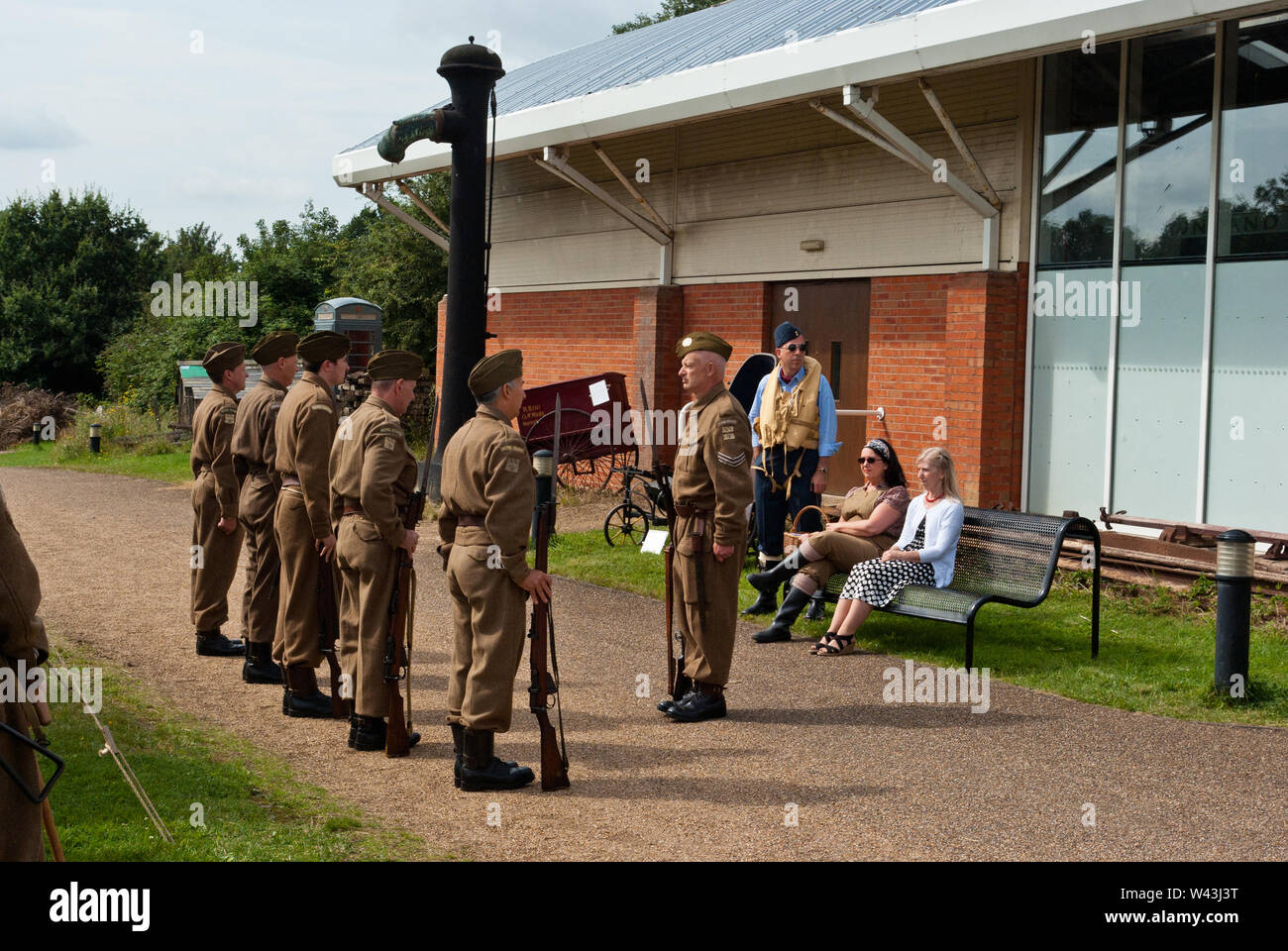 Schauspieler, die als Hauswächter verkleidet waren, bei einer Parade in den 40er Jahren im Milton Keynes Museum, Wolverton, Buckinghamshire, Großbritannien Stockfoto