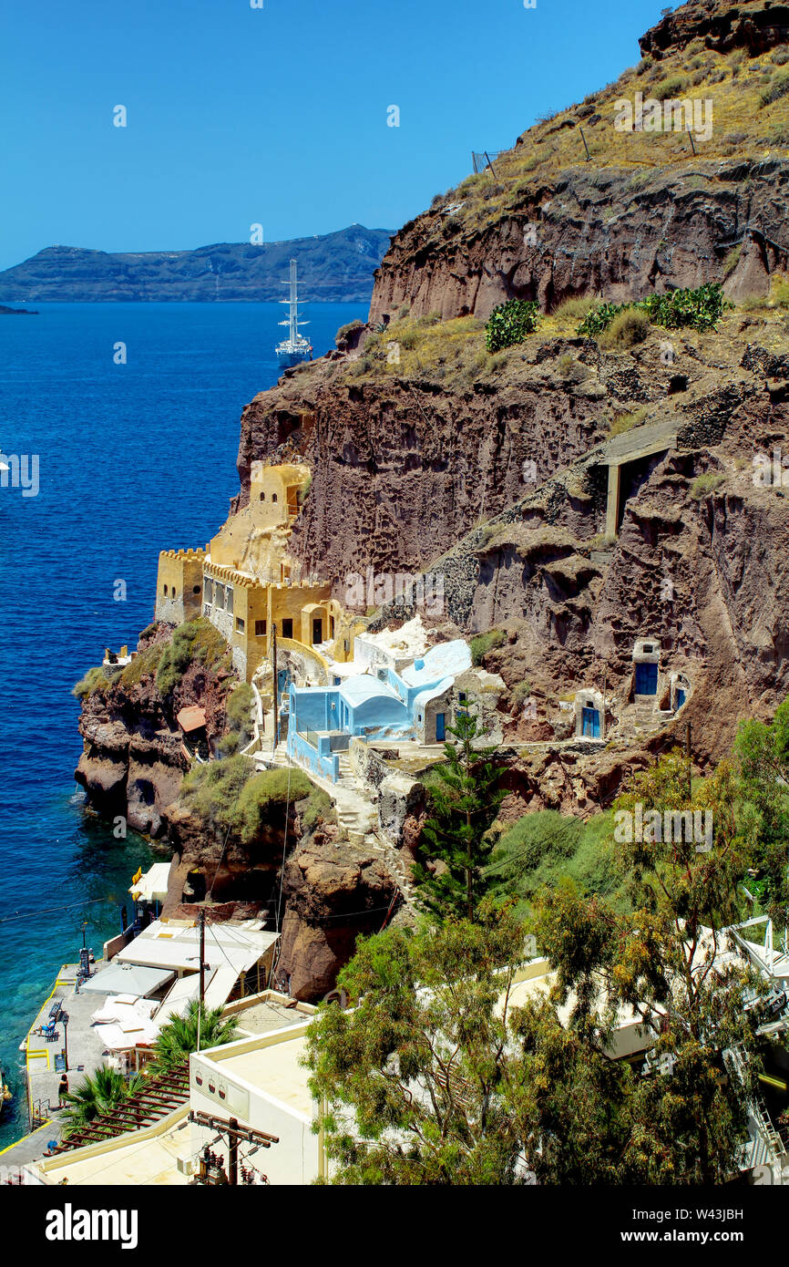Portrait - Dorf an der Küste auf der Insel Santorin Stockfoto