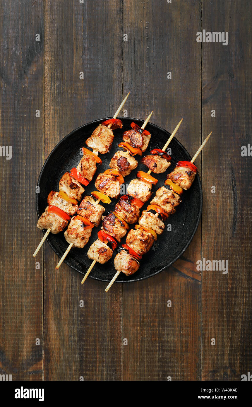 Gegrilltes Hühnchen Kebab in der Pfanne, Ansicht von oben Stockfoto