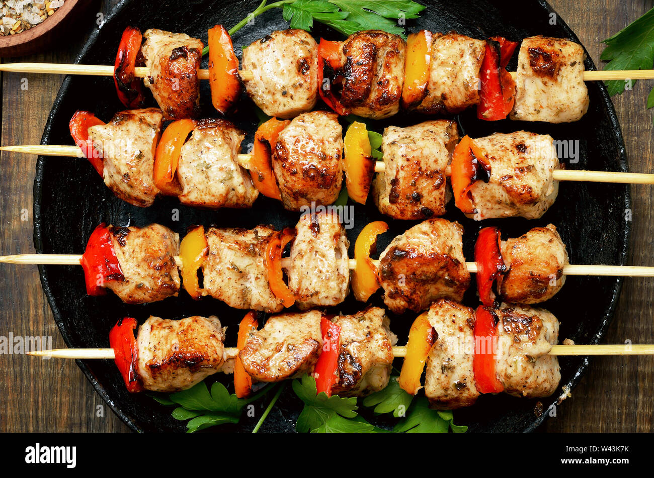 Gegrilltes Hühnchen Kebab mit Paprika in der Pfanne, Nahaufnahme, Ansicht von oben Stockfoto