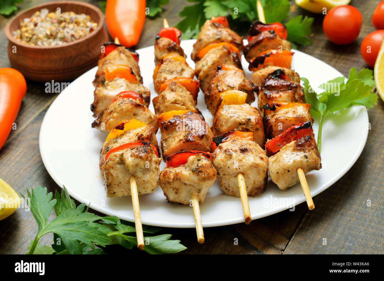 Appetitlich chicken Kebab mit Paprika auf weiße Platte Stockfoto