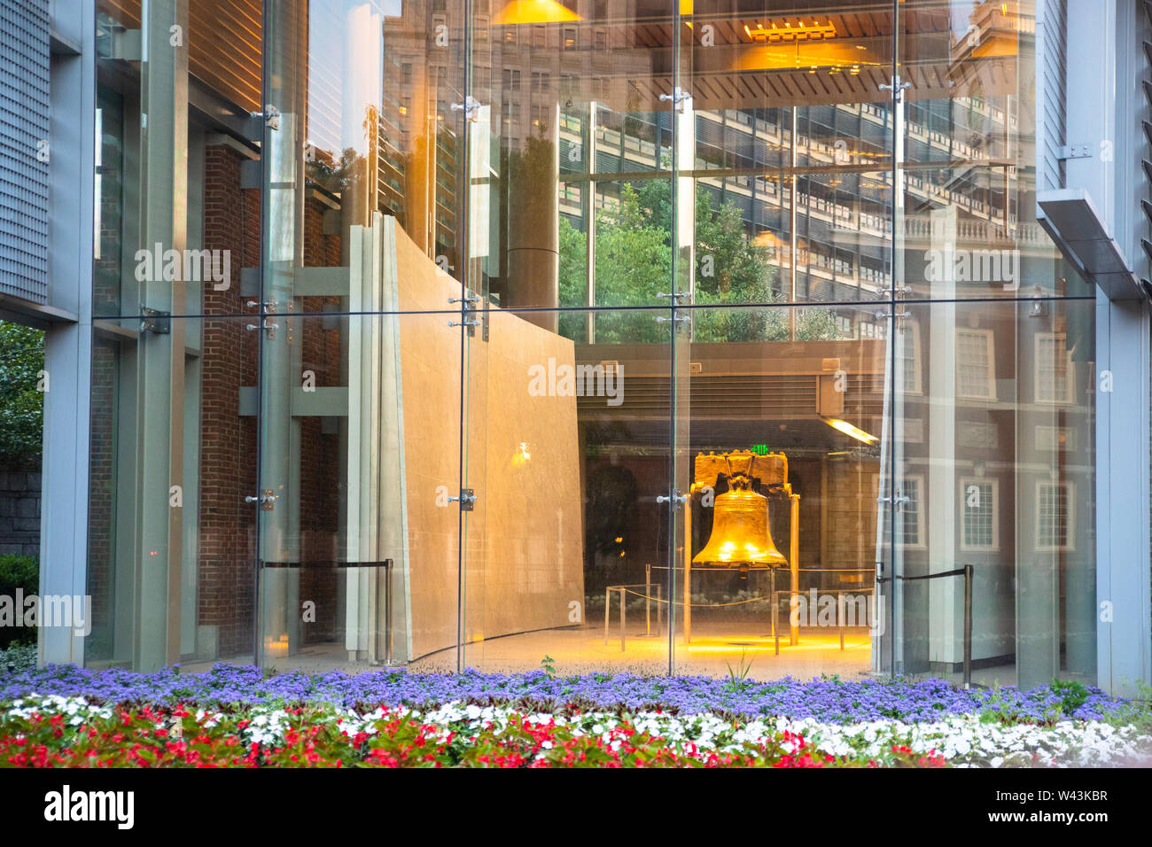 Liberty Bell durch Glas Gebäude in Philadelphia PA gesehen Stockfoto