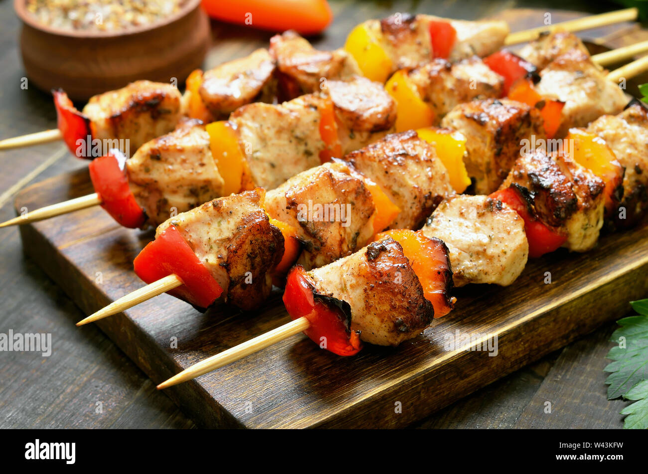 Gegrilltes Huhn auf Bambus-Spieße, Nahaufnahme Stockfoto