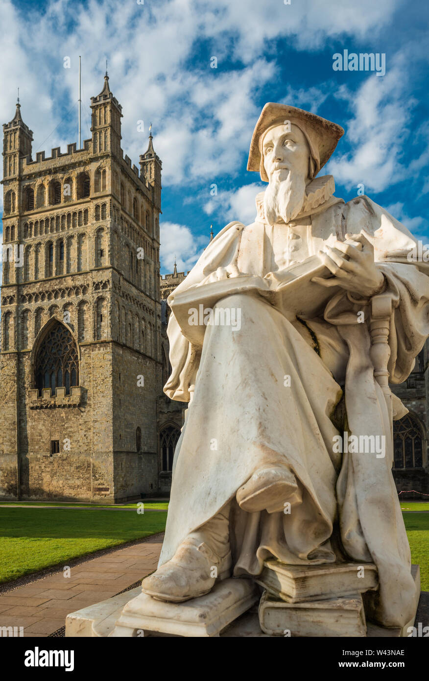 Die Kathedrale von Exeter mit Statue von Richard Hooker. Devon. England. UK. Stockfoto
