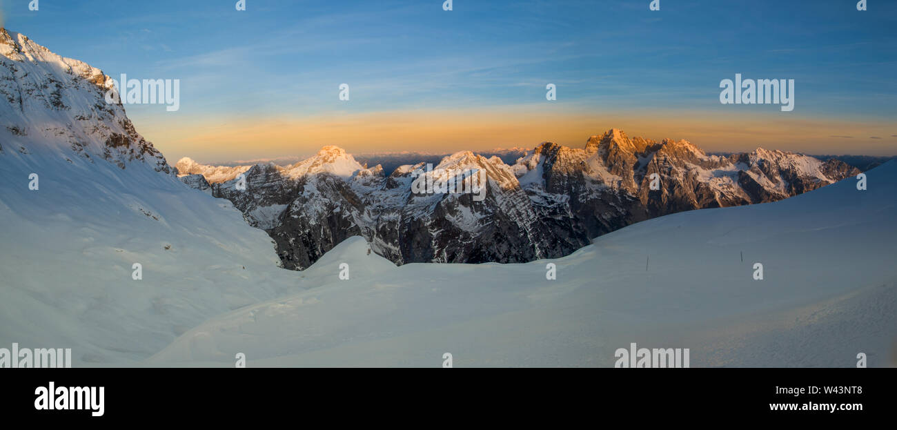 Landschaft Blick nach Norden von der Berghütte Kredarica. Winter in den Julischen Alpen, Slowenien, Europa. Stockfoto