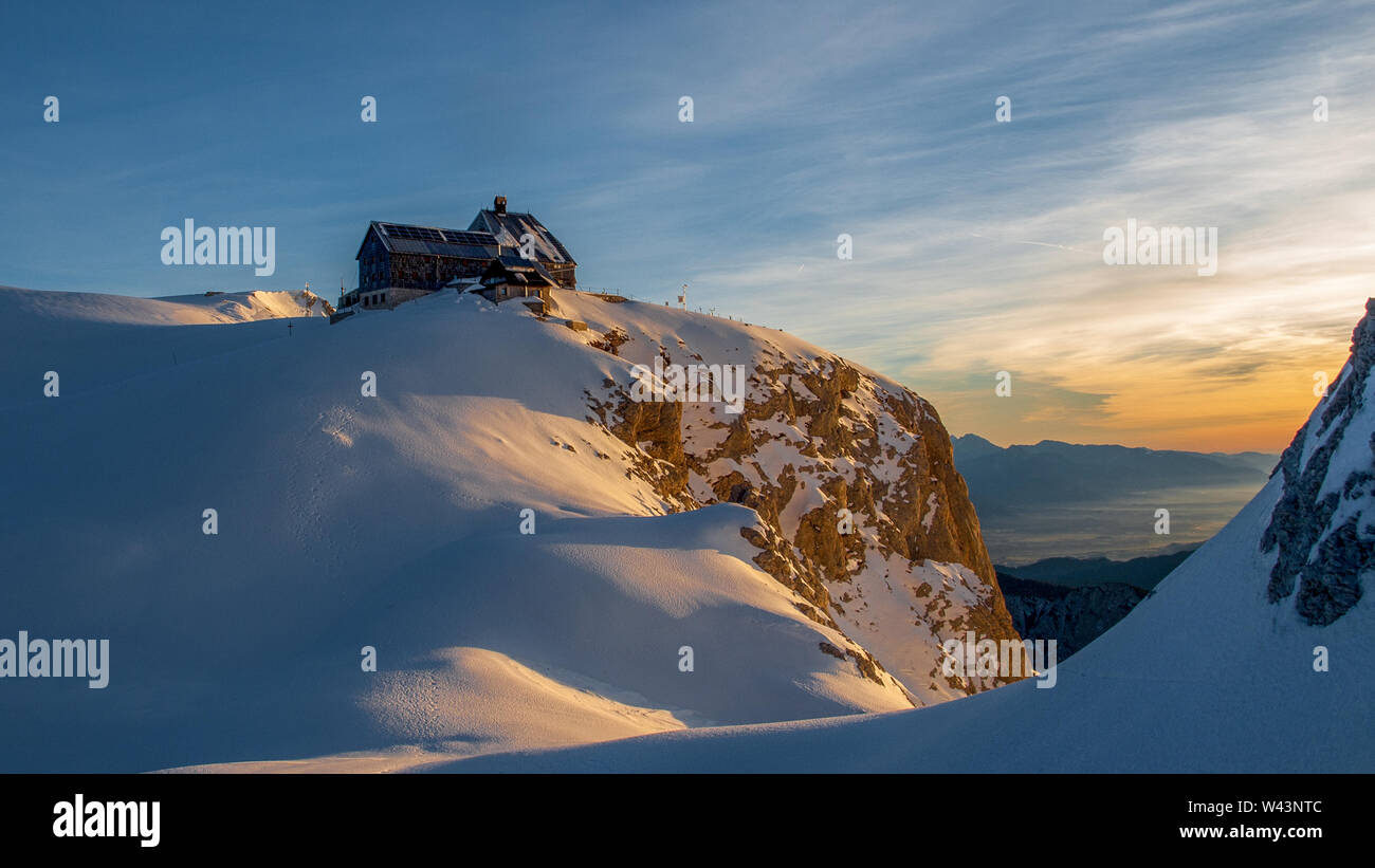 Querformat der Berghütte Kredarica aus. Winter Sonnenuntergang in den Julischen Alpen, Slowenien, Europa. Stockfoto