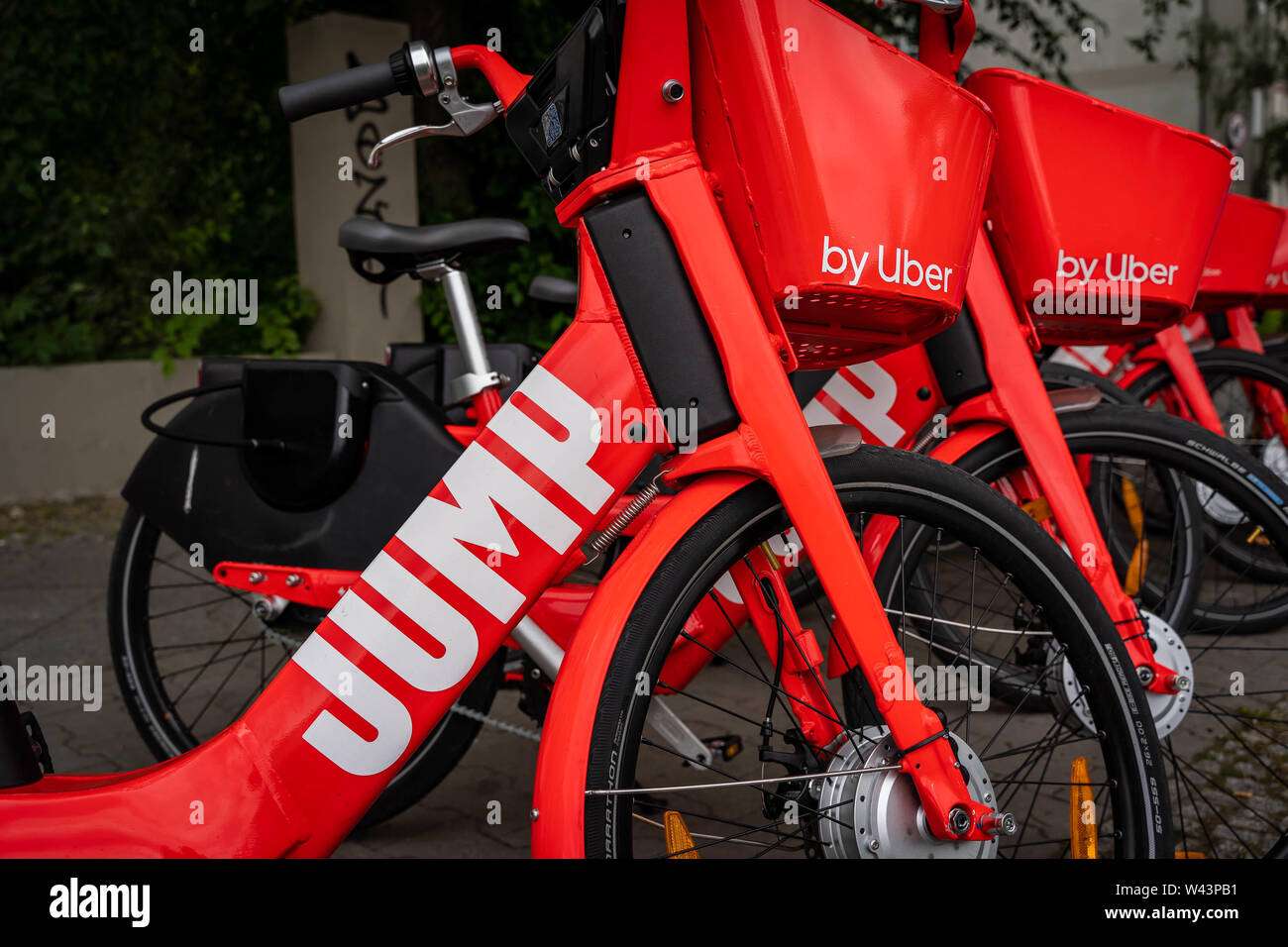 BERLIN, DEUTSCHLAND - 16. JULI 2019: Uber verbindet die dockless Flotte mit elektrischen Springen Fahrräder vermietbare durch das Uber app Stockfoto