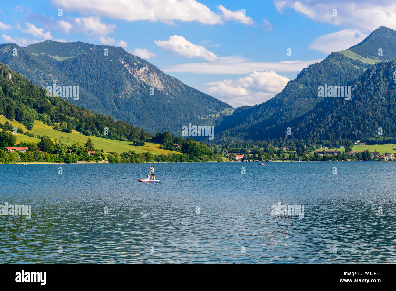 Blick auf Schliersee See, Alpen, Berge, blauer Himmel, Wolken in Bayern, Deutschland Stockfoto