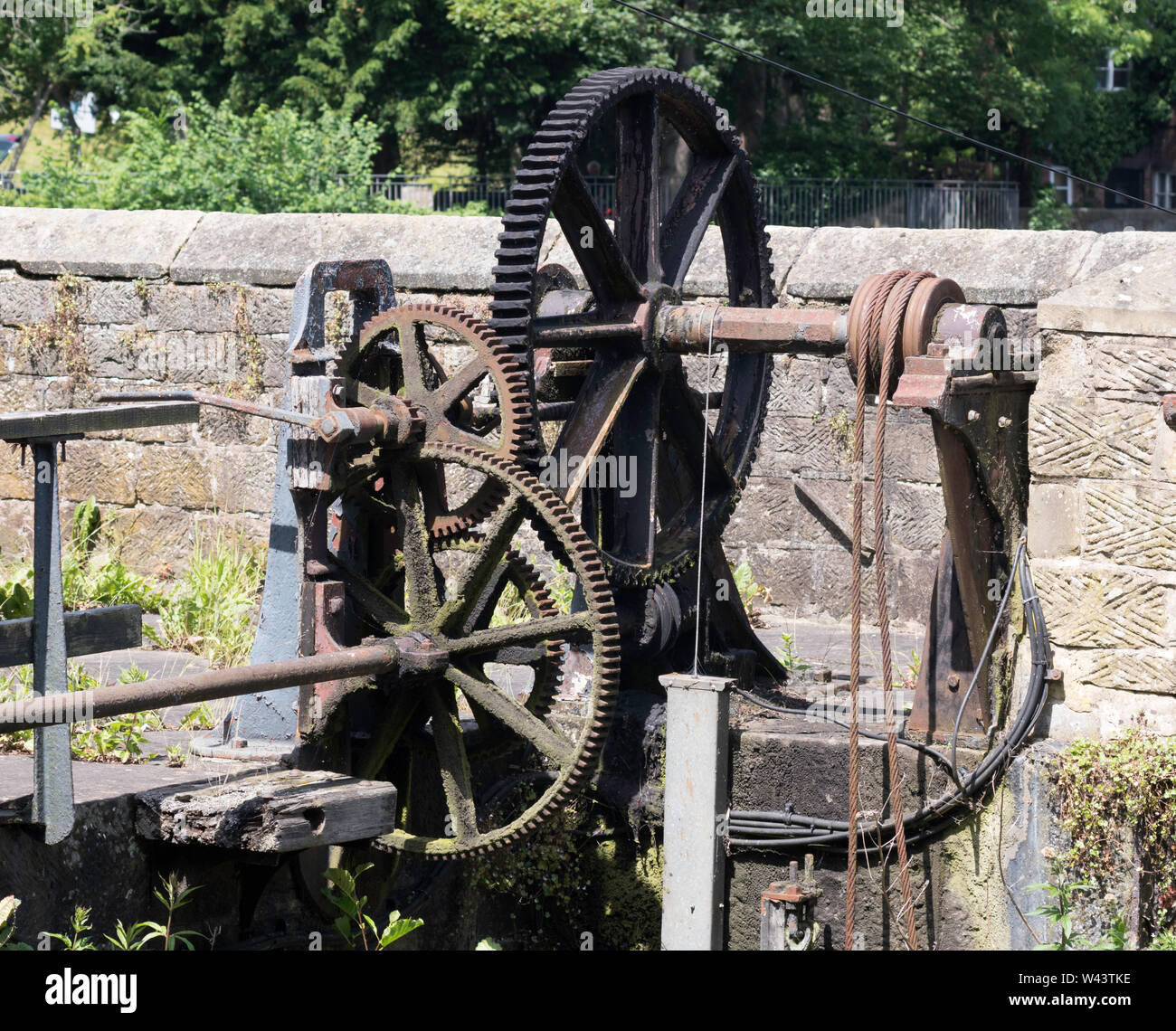 Detailansicht der Radantrieb an die Schleusentore für die Wasserversorgung im Osten Mühle in Belper, Derbyshire, England, Großbritannien Stockfoto